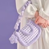 Sac à main à carreaux en peluche violet